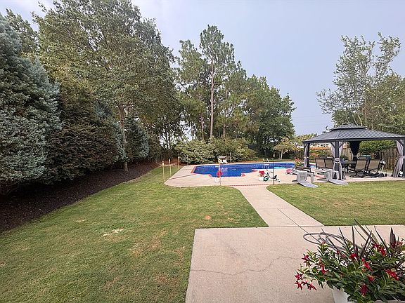 3rd image of 139 Country Glen Ave