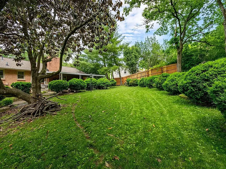 214 London Ln — Photo 38