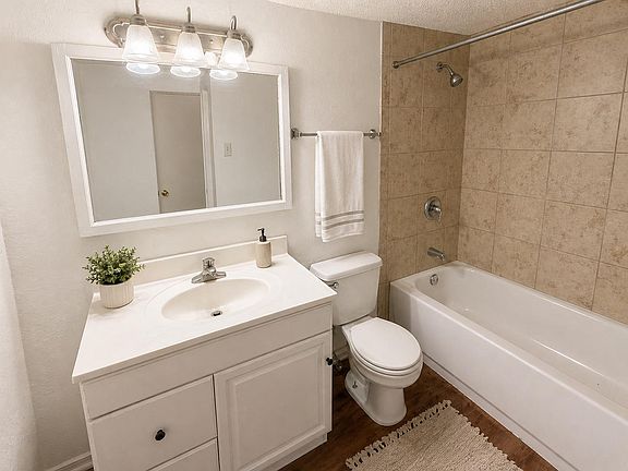 5th image of 2704 Salado St #103