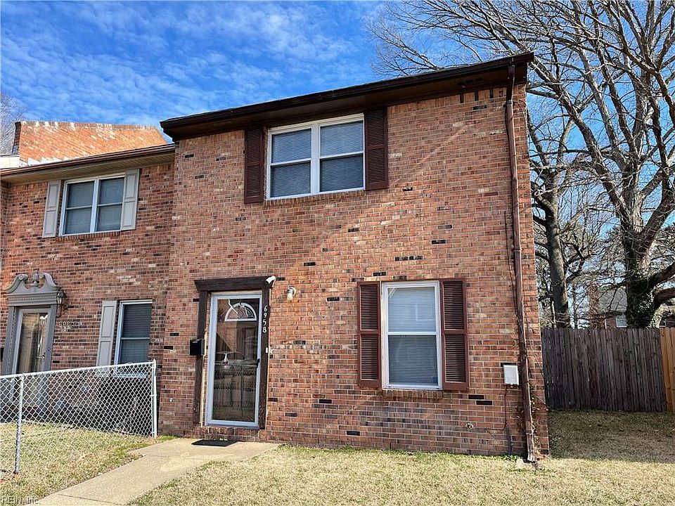 End unit townhome