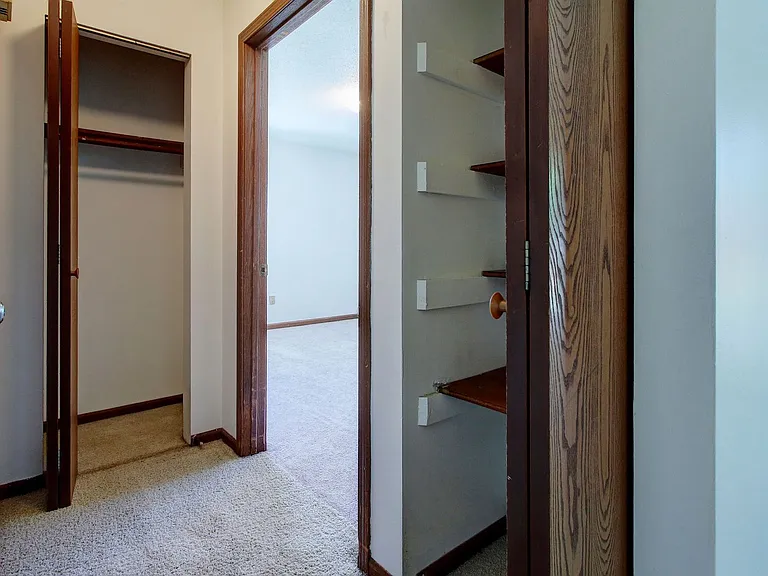 319 Oxford Ct #4 — Photo 9