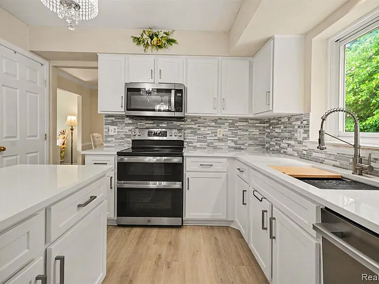 425 Thornridge Ct — Photo 4