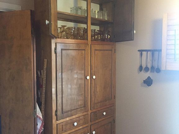 3rd image of 275 Bluff View Dr