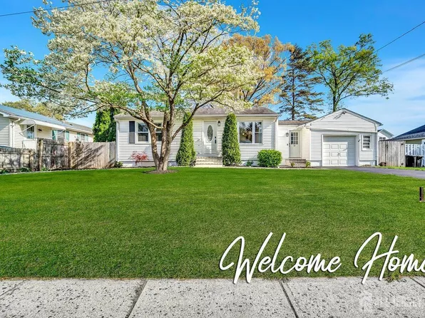 14 Avenue B, Helmetta, NJ 08828