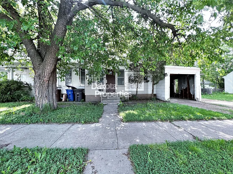 200 Four — Photo 1