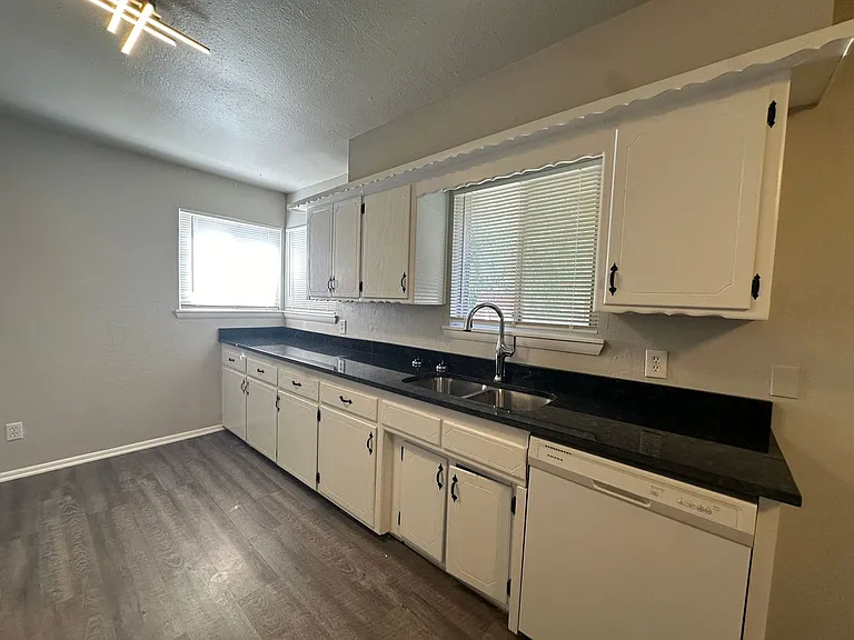 407 W Fairchild Dr — Photo 10