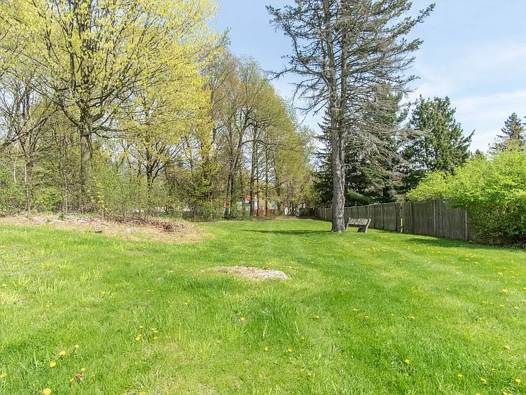 152 N Main St — Photo 36