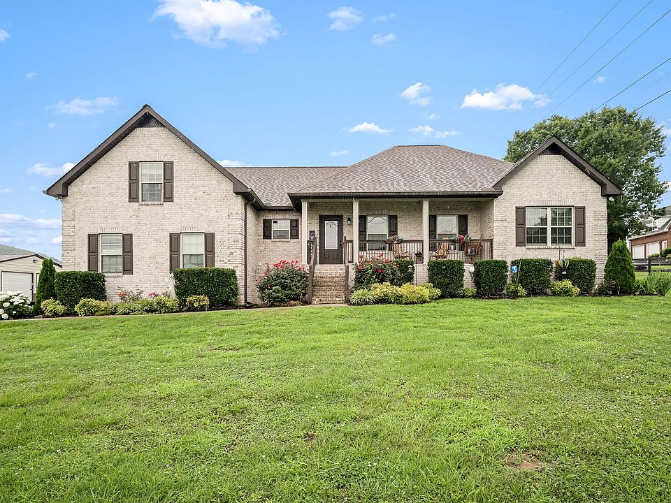 1st image of 25 Bridle Path Ln