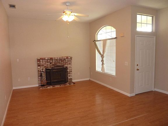 Family Rm W/fireplace