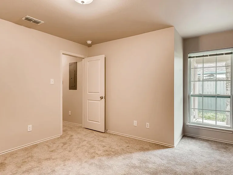 920 Fieldwood Dr — Photo 8