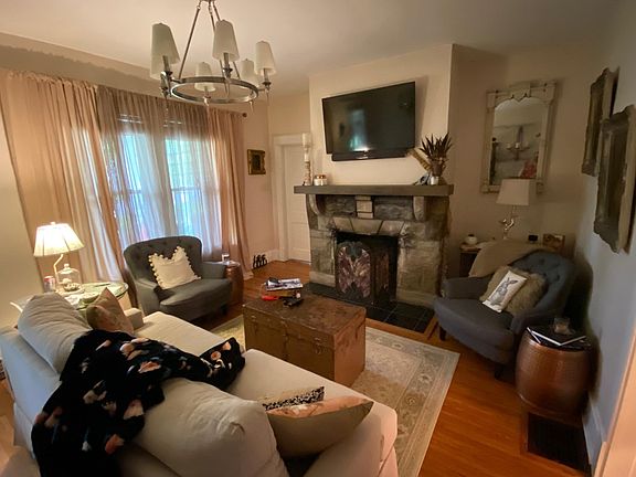 Living room (fireplace is non working)