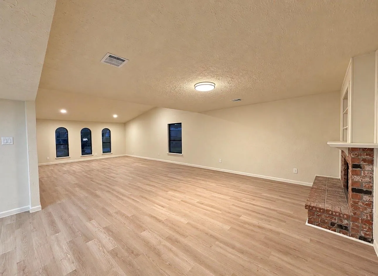 4 bed, 2.5 bath, 2196 sqft, $2,100 — Photo 3