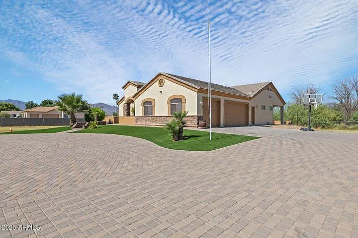 5 bed, 2415 sqft, $3,900 — Photo 3
