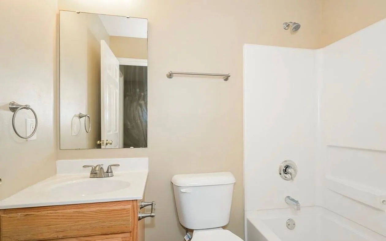 3 bed, 1298 sqft, $1,880 — Photo 3