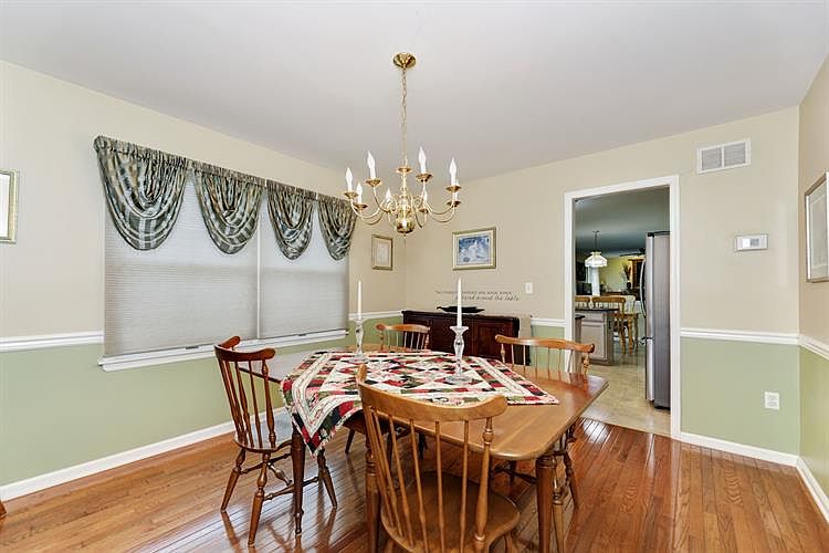 2nd image of 8 Cobblewood Ct