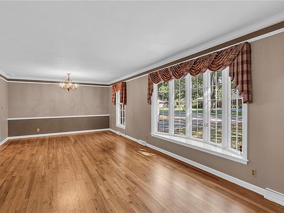 5th image of 210 NW Oxford Ln