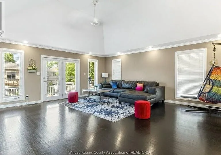 2239 Longfellow Ave — Photo 2