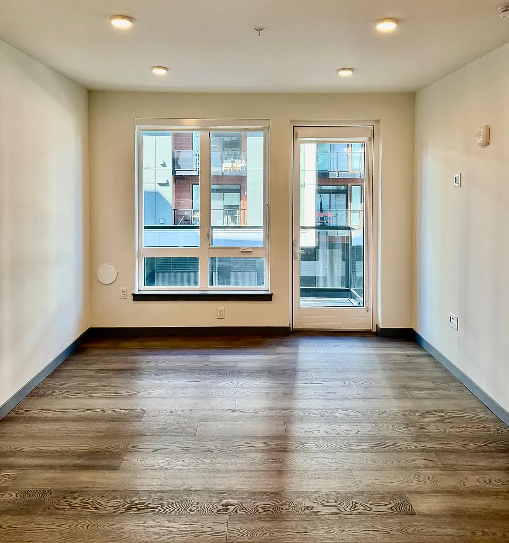 1 Bed + Den / 2 Bath Totem Lake Condo in Kirkland $2,595/month — Photo 3
