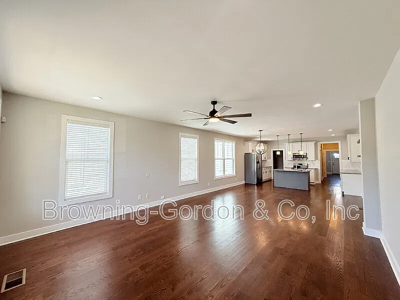 3 bed, 2.5 bath, 2500 sqft, $3,500 — Photo 2