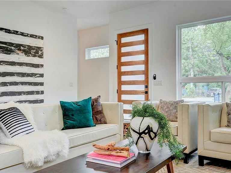 1107 Estes Ave #1 — Photo 9
