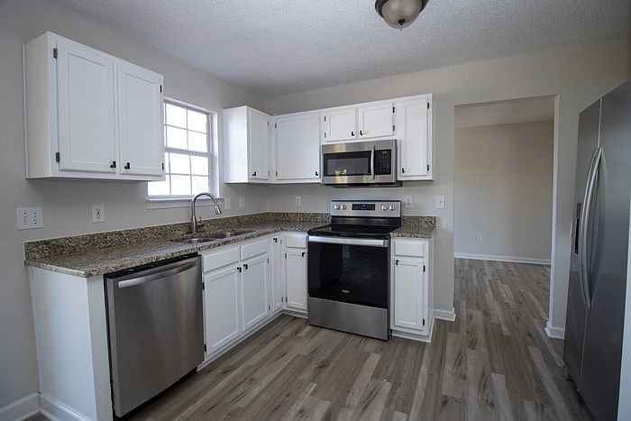 2nd image of 100 Castle Ridge Dr