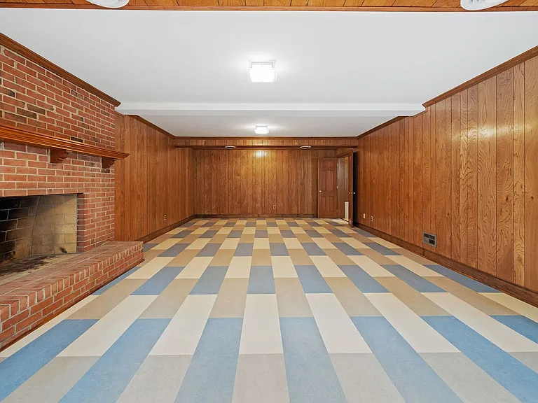 2401 Scarsborough Dr — Photo 42