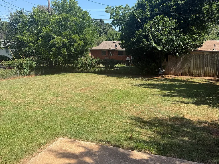 1304 Locust Dr — Photo 20