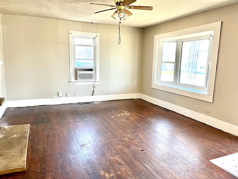 1045 Meadow Ln — Photo 4