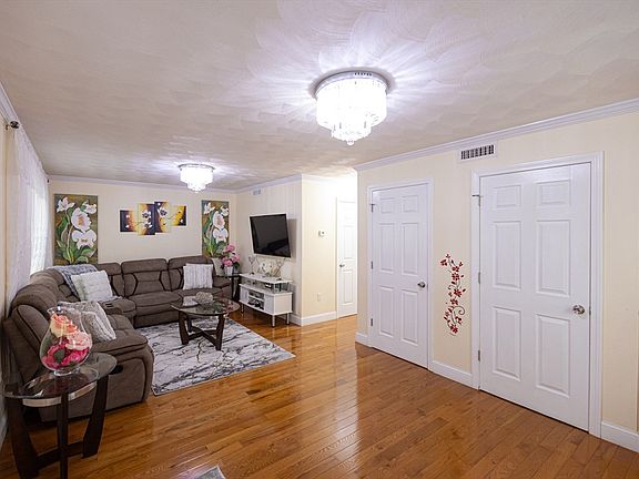 4th image of 76 River St