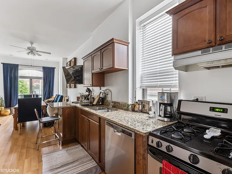 2042 W Crystal St #2R — Photo 3