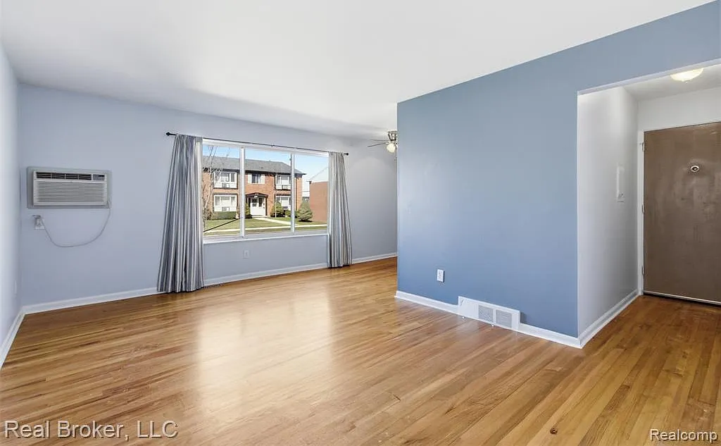 1 bed, 1.0 bath, 600 sqft, $1,200 — Photo 2