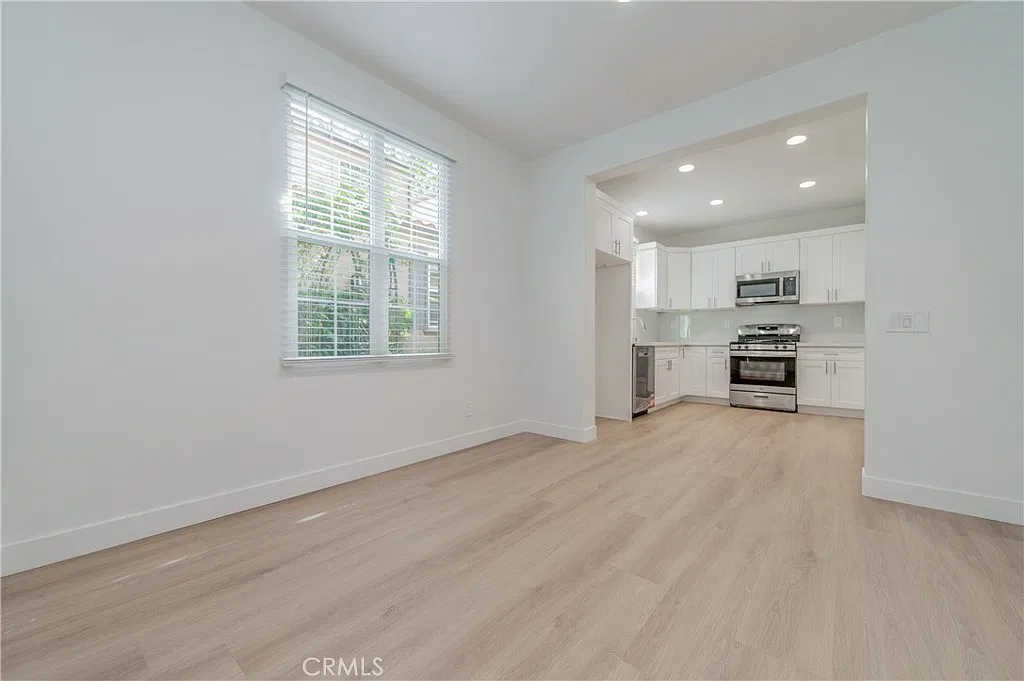 3 bed, 2.5 bath, 1330 sqft, $4,500 — Photo 4
