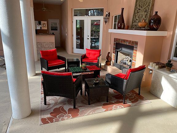 Lanai lounge area w/fireplac