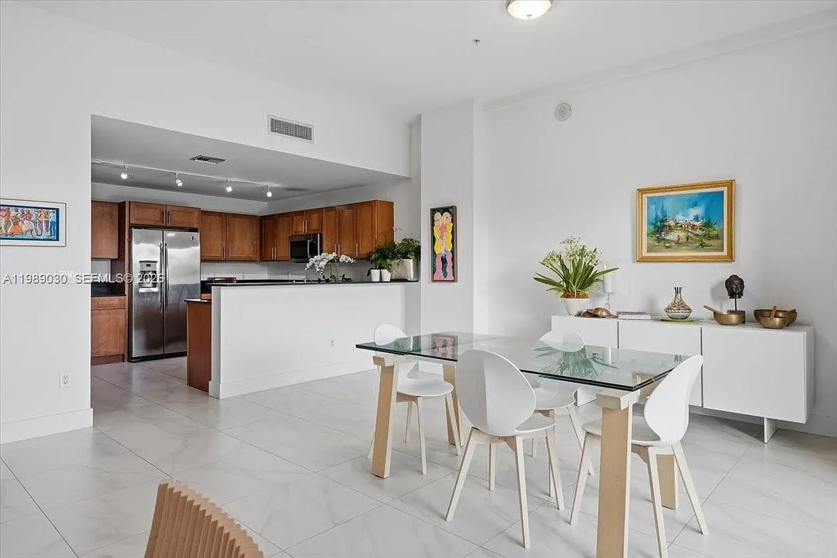 Building Photo - 8390 SW 72nd Ave #106