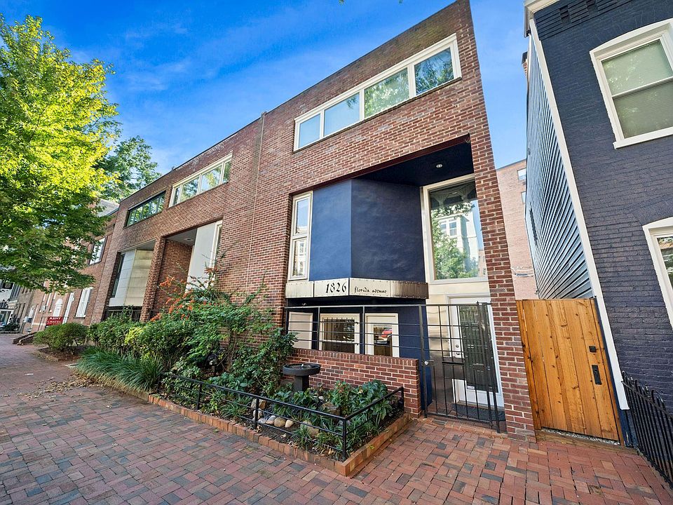 Well located & separate 700sqft apartment on the main level of the row home.