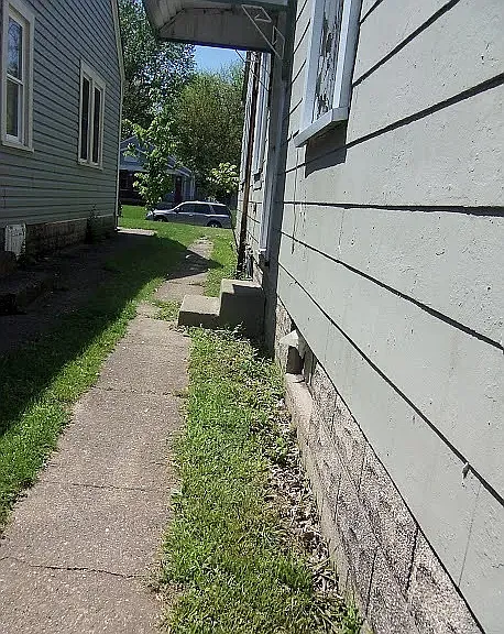1455 N Gladstone Ave — Photo 2