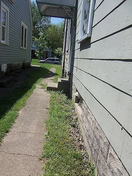 2nd image of 1455 N Gladstone Ave