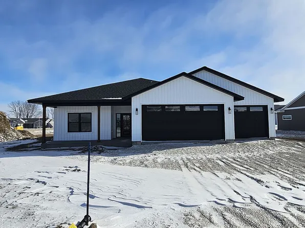 111 Meadow Brook Trl, Manchester, IA 52057