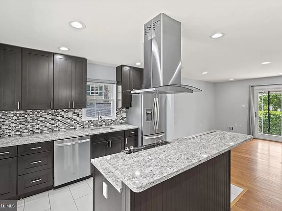 3rd image of 4815 Poplar Dr