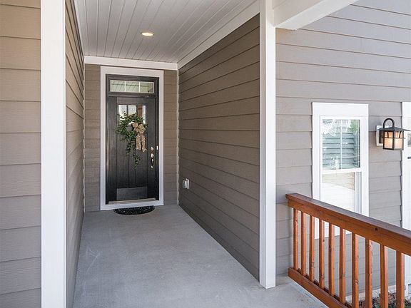3rd image of 236 Castlemaine Dr