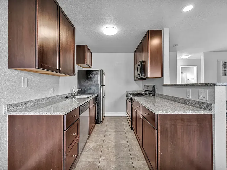 Carlin Apartments — Photo 8