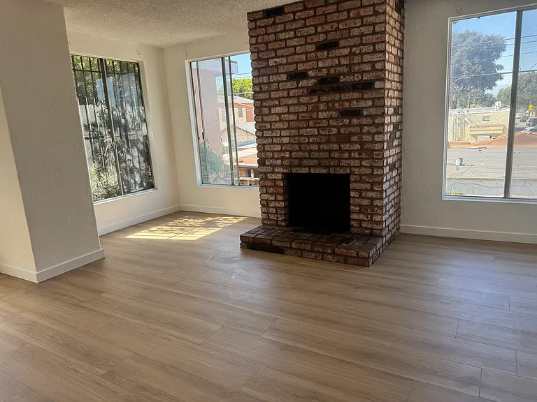 She de bedroom with chimney