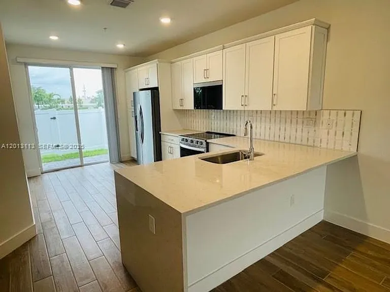 172 SW 171st Ln #Townhouse 172 — Photo 3