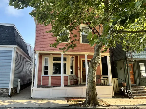 27 Young St #1, Newport, RI 02840