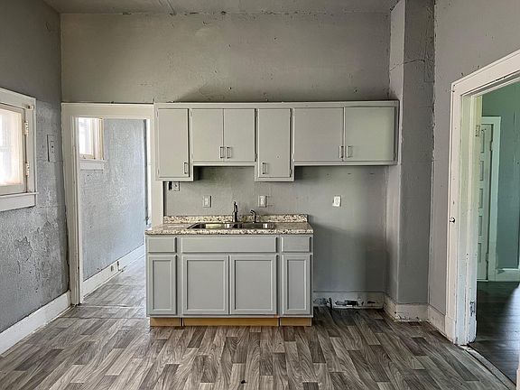 3rd image of 414 E Illinois St