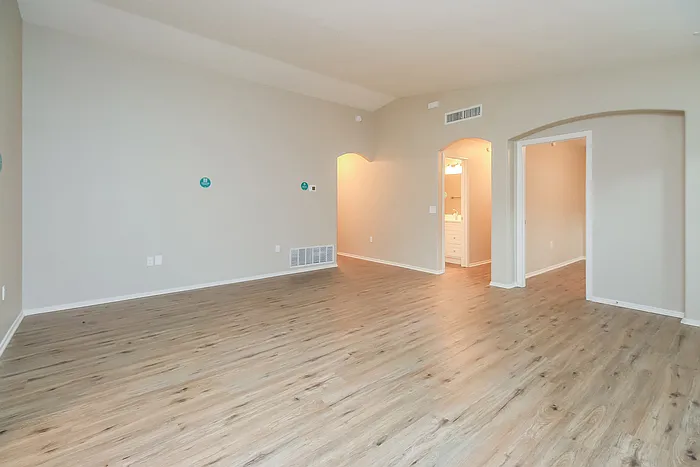 1610 W Houchin Way — Photo 3