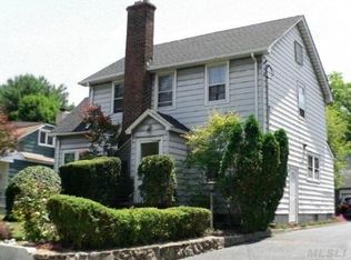 13 Roosevelt St, Glen Cove, NY 11542