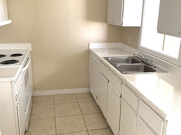 3rd image of 211 Hunters Ln