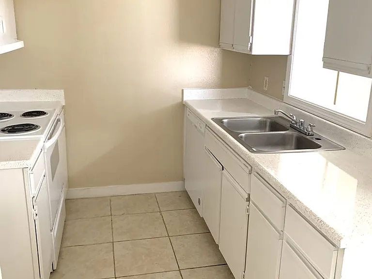 211 Hunters Ln — Photo 3