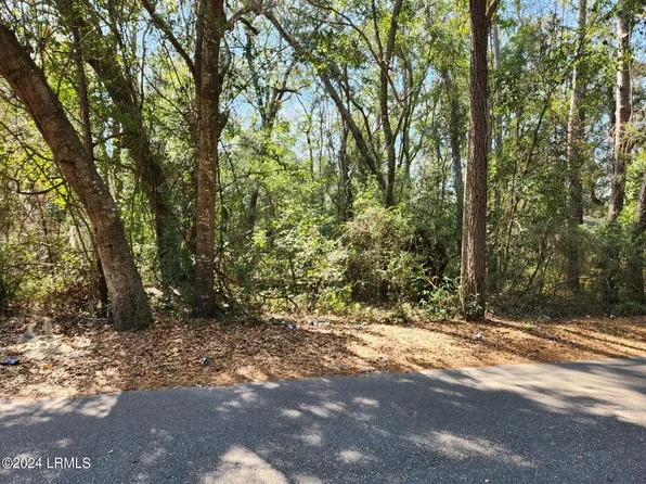 12 Woodbine Pl, Hilton Head Island, SC 29928